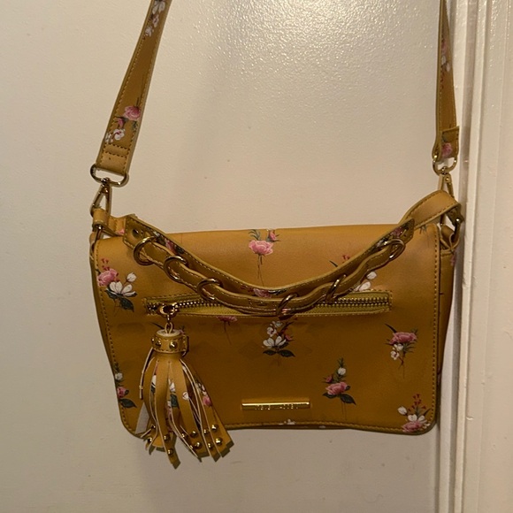 Steve Madden Handbags - I Am selling a floral Steve Madden bag